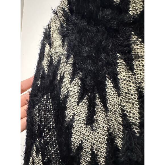 Saga Fuzzy Geometric Vest Size M/L - Picture 3 of 6